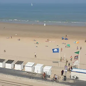  Apartment Raversijde With Seaview